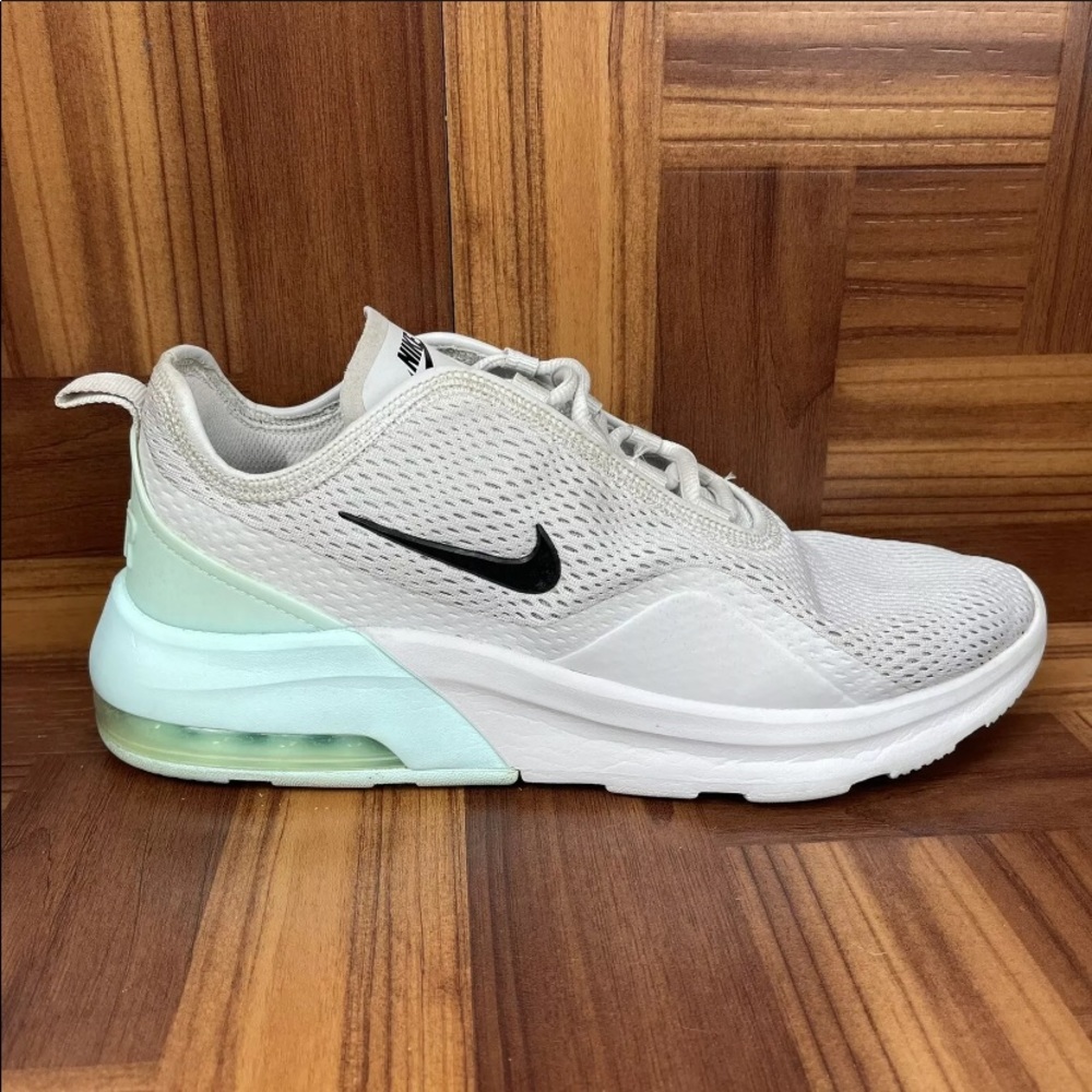 Nike Womens Air Max Motion 2 Vast Grey/Tea…